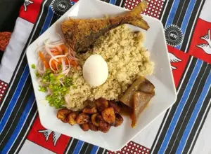 Attiéké avec poissons thon œuf et alloco