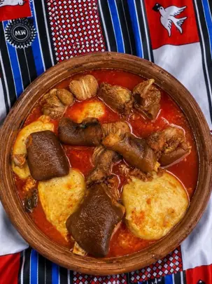 Foutou sauce graine avec peau de bœuf